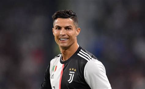 مهارات كريستيانو رونالدو مع مانشستر يونايتد. كريستيانو رونالدو يفاجئ متابعيه بتسريحة شعر غريبة مع زميله ...