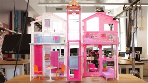 Giving The Barbie Dream House A Makeover Barbie Barbiedreamhouse Dream Giving House M