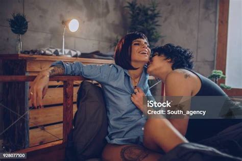 lesbisches paar küssen im bett stockfoto und mehr bilder von küssen küssen leidenschaft