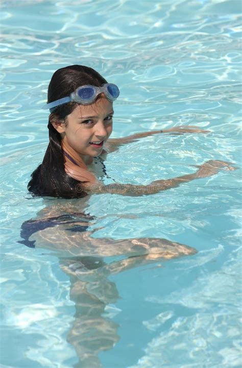 Fille Assez Jeune Dans Une Piscine Photo Stock Image Du Bathing Regroupement 32491954