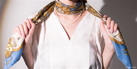 憧れのエルメススカーフの巻き方＆活用術8選！ Toplog ファッション スカーフの巻き方 ネックスカーフ