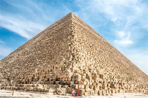 25 Images That Show The Massive Size Of The Great Pyramid Of Giza
