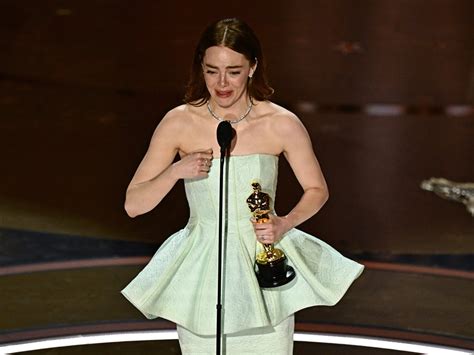 Emma Stone Accepts Best Actress Oscar With Broken Dress ‘dont Look