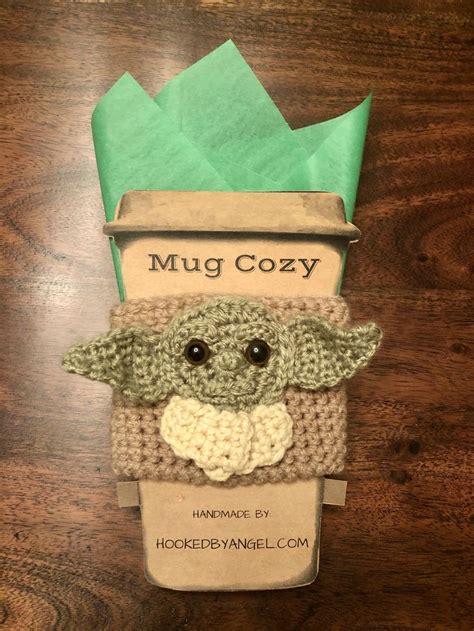 Crochet the coffee cozy in a stitch that creates a unique and interesting texture that will add a little pop to your morning coffee! Baby Yoda Cozy | Becherwärmer häkeln, Baby, Herzlich