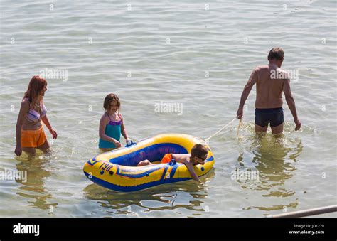 Kinder Spielen Im Schlauchboot Fotos Und Bildmaterial In Hoher