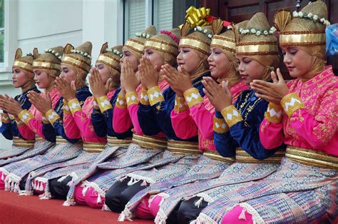 Misalnya berbagai suku, budaya, seni dan sebagainya yang ada di indonesia menunjukkan bahwa negara ini sangatlah kaya dalam keragamannya. Tari Saman:Sang Warisan Budaya Dunia ~ Laskar Aneuk Rencong
