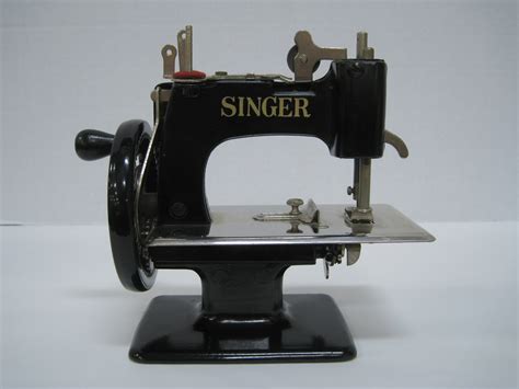 Dating singer sewing machines from serial number. Antiques, Art, and Collectibles: Vintage Child's Singer ...