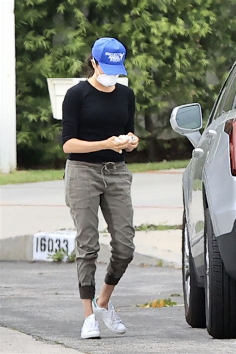 Le prince harry et son épouse meghan sont bien arrivés à los angeles, où ils comptent démarrer leur nouvelle vie. MEGHAN MARKLE and Prince Harry Wearing Masks Out in Los ...