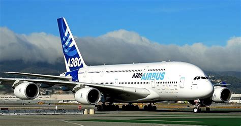 Dari banyak berbagai alat transportasi yang ada untuk perjalanan jauh, pesawat merupakan pilihan yang paling tepat dan cepat. GAMBAR PESAWAT TERBANG: Airbus A380 (wallpaper 3)