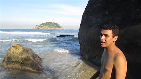 Felipe Coelho da Costa mostrando a praia do Abricó YouTube