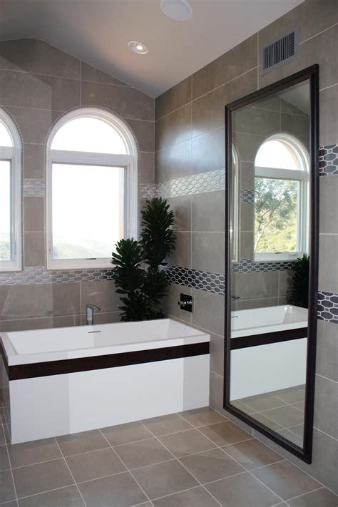 Sleek Black & White Bathtub in Contemporary Bathroom | Contemporary bathrooms, Contemporary ...