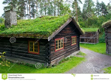 I could see the burning houses, all the smoke and hear the gunshots. Traditionelles Norwegisches Haus Mit Grasdach Das ...