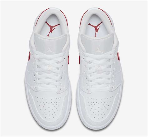 The first sneaker released in michael jordan's famous air jordan series is the air jordan 1. Une Air Jordan 1 Low White University Red à l'horizon - Le ...