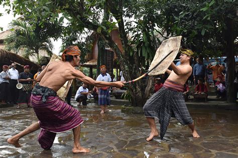 Mengenal Peresean Olahraga Tradisional Suku Sasak Masakini Co