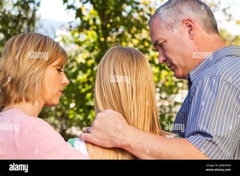 Los Padres Hablando Con Su Hija Adolescente Fotografía De Stock Alamy