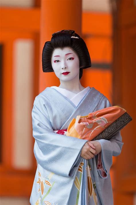 Japanese geisha still exist, but not in the way you might think. Split Peach Geisha Hairstyle - Haircuts you'll be asking ...