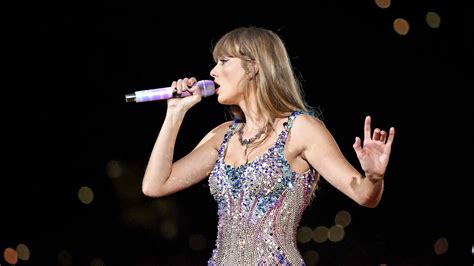 Taylor Swift reveals how she lost a 'chunk' from her hand while