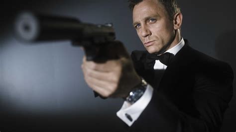 Daniel Craig As James Bond 007 Hd Wallpaper Wallpaperfx