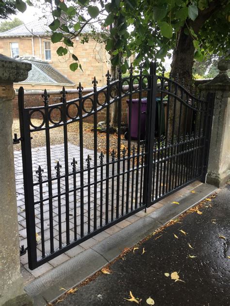 Wrought iron gates, fence, railings, staircase,furnitures, iron bed, chairs and tables. Blacksmiths | Wrought iron gates glasgow | Cast iron gates ...