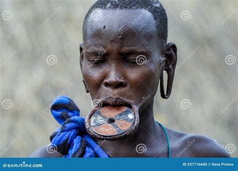 Retrato De Una Mujer Africana Con Un Gran Plato Tradicional De Madera En El Labio Inferior En La