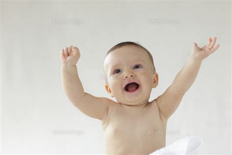 裸の赤ちゃんのポートレート の写真素材イラスト素材アマナイメージズ