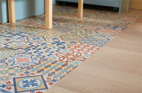 El mejor suelo vinílico para interiores. Los mosaicos combinados con un suelo de madera pueden ...