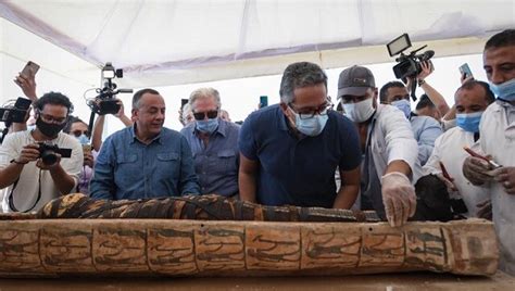 archaeologists in egypt crack open 2 500 year old mummy coffin video goes viral world news