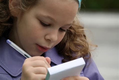 Enfant Qui Ecrit Lassociation Des Auteures Et Auteurs De Lestrie