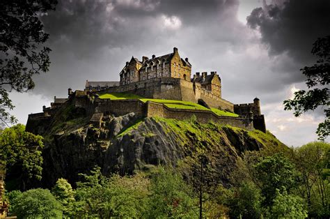 Edinburgh castle overlooks the old town of edinburgh, scotland from castle rock. Edinburgh Castle