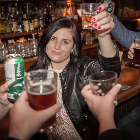 Things Every Woman Should Do In A Bar At Least Once Drinks Bartender Old Bar