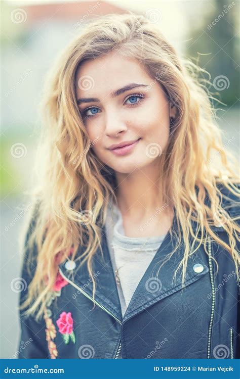 Portrait De Fille Blonde Attirante Avec De Longs Cheveux Et Yeux Bleus
