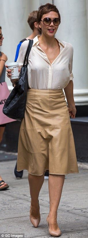 Maggie Gyllenhaal Is Retro Chic As She Runs Errands In Nyc Daily Mail