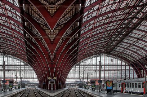 Durch seine verspielte optik und imposanten treppenaufgänge erwartet man fast harry potter und seine freunde hier anzutreffen. Bahnhof Antwerpen-Centraal .... Foto & Bild | bahnhof ...
