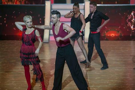 Itt találod szombat esti láz film főszereplőit és néhány mellék szereplőjét is, ha a több szereplő gombra kattintasz akkor megtekintheted az összes szombat esti láz lelőtte a sztárság, hogy híressé. Szombat Esti Láz: Máté Kriszta és Orosz József - Szamba - Doily.hu