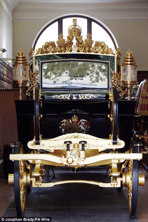 The Queens New Carriage Thats A Mobile Museum Of Our History Daily