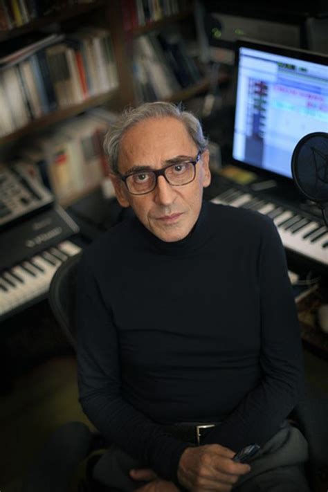 Il musicista siciliano ha segnato con la sua musica, prima sperimentale, poi più popolare, ma sempre di grande qualità, gli ultimi decenni. Franco Battiato. Contro il mondo. Contro la morte ...