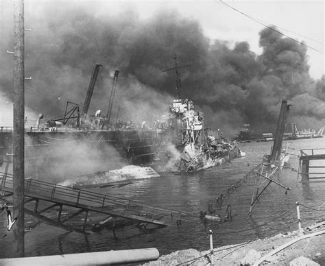 Жемчужная гавань), бухта (залив) тихого ок. Взорвавшийся американский эсминец «Шоу» в гавани Перл-Харбора — военная фотография