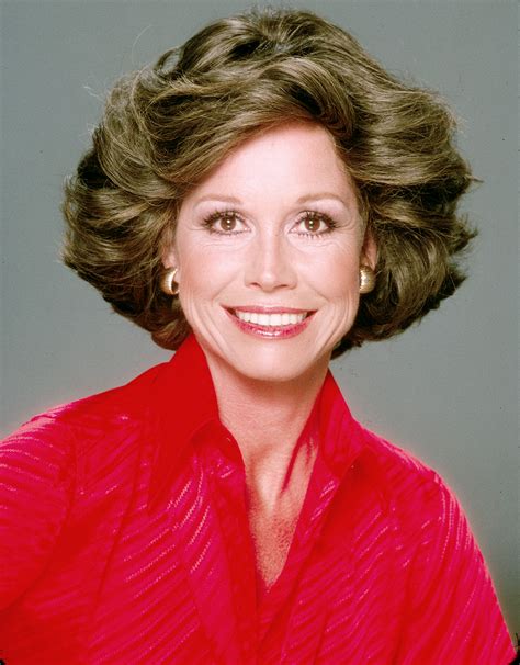 Mary tyler moore was an american actress, producer, and social advocate. Mary Tyler Moore Dead: Stars Mourn Loss of a 'Fearless Visionary'