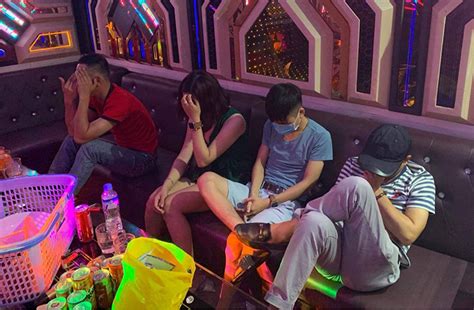 Công An Phường Đồng Phú Bắt Quả Tang Nhóm đối Tượng Sử Dụng Ma Túy Trái Phép Tại Phòng Karaoke