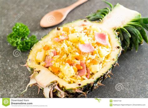 Gebratener Reis Der Ananas Mit Schinken Stockfoto Bild Von