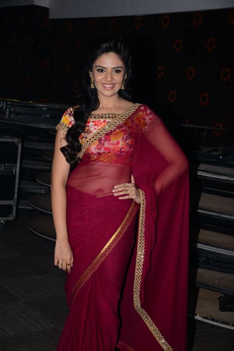 Indian Tv Anchor Sreemukhi Hip Navel In Maroon Saree Saree Models Saree Maroon Saree