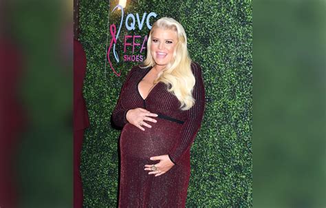 Pregnant Jessica Simpson Shows Graphic Photo Of Painfully Swollen Foot