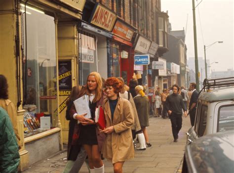 70 Fascinating Vintage Color Photographs That Capture Life In Leeds In