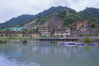 小职员阿池（黄又南 饰）于凌晨坐上了一辆由九龙旺角开网新界大埔的红色小巴士，车上有司机肥雪（林雪 饰）、义气大叔黄万发（任达华 饰）、神婆（惠英红 饰）、it男. 梅州市大埔县十大旅游景点
