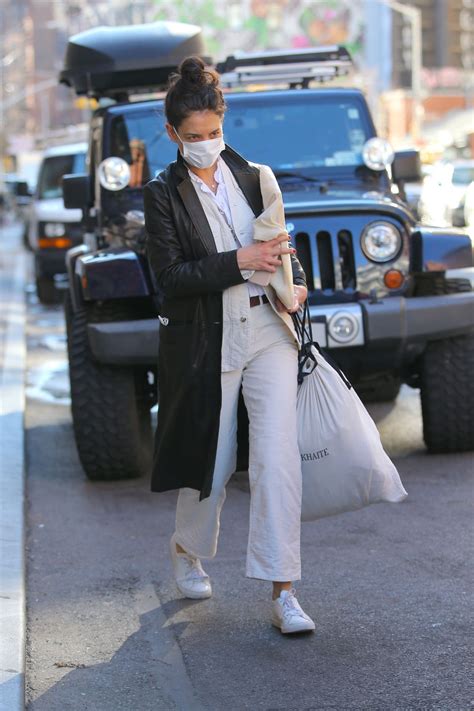 Katie holmes ретвитнул(а) air new zealand ✈️. KATIE HOLMES Out Shopping in New York 01/07/2021 - HawtCelebs