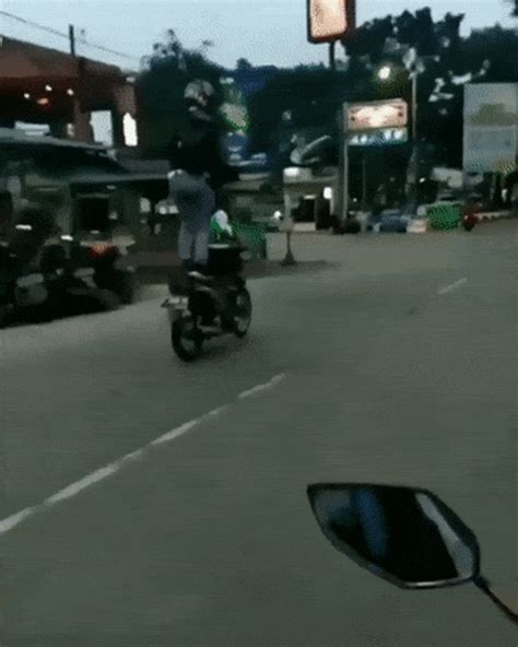 Viral Video Pria Di Bandung Ini Berdiri Di Atas Motor Yang Berjalan