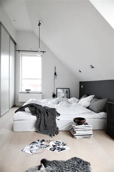 Elakkan menggunakan perabut seperti katil ataupun almari baju yang bersaiz terlalu besar, kerana ia akan menyebabkan bilik tampak serabut dan sesak. Hiasan Bilik Tidur Tanpa Katil | Desainrumahid.com