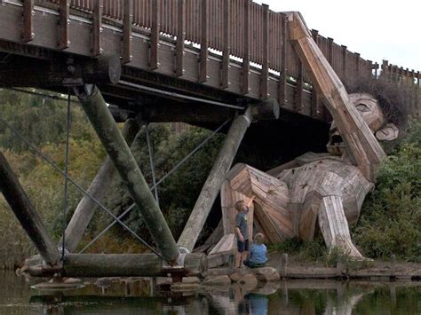 Des Sculptures Impressionnantes De Géants En Bois Cachées Dans Les