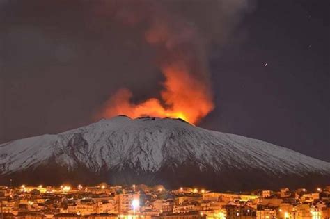 Eruzione dell'etna del 28 febbraio 2017. SPETTACOLARE ERUZIONE DELL'ETNA, CENERE SU TUTTO LO ...