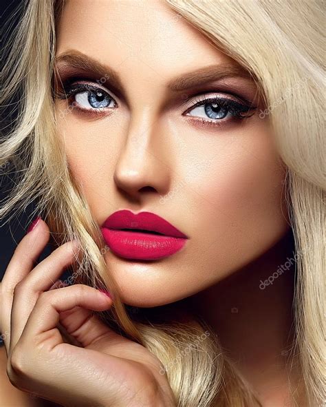 Retrato De Glamour Sensual De Hermosa Mujer Rubia Modelo Dama Con Maquillaje Brillante Y Labios